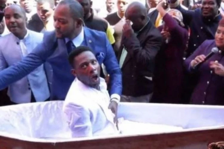 Güney Afrika'da bir papaz ölen adamı diriltti