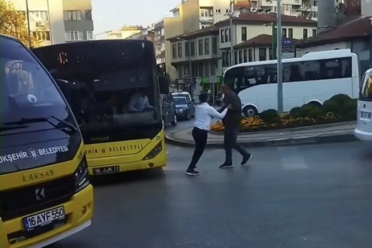 Hafif ticari araç ve belediye otobüs sürücü arasında yol verme kavgası nedeniyle bıçaklı kavga