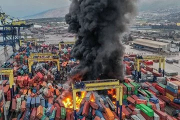 Hatay'da İskenderun Limanı'nda yangın çıktı