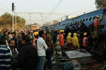 Hindistan'da feci tren kazası: Onlarca kişi hayatını kaybetti