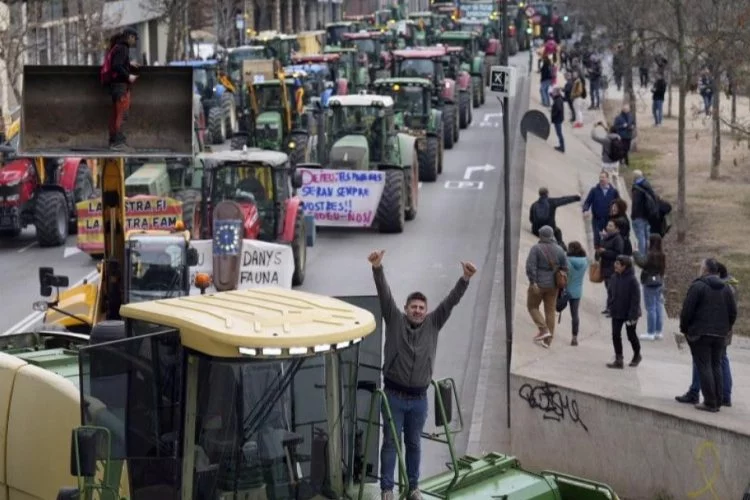 İspanya'da çiftçiler, ülke genelinde protestolarını artırdı