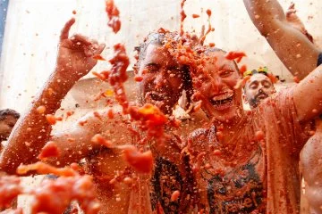İspanya'da La Tomatina festivalinde her yeri domates kapladı!