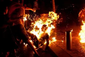 İsrail'in ABD Büyükelçiliği önünde bir kişi kendini ateşe verdi