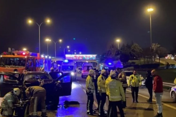 İstanbul'da otomobil, minibüse çarptı: 4 kişi araçta sıkıştı!