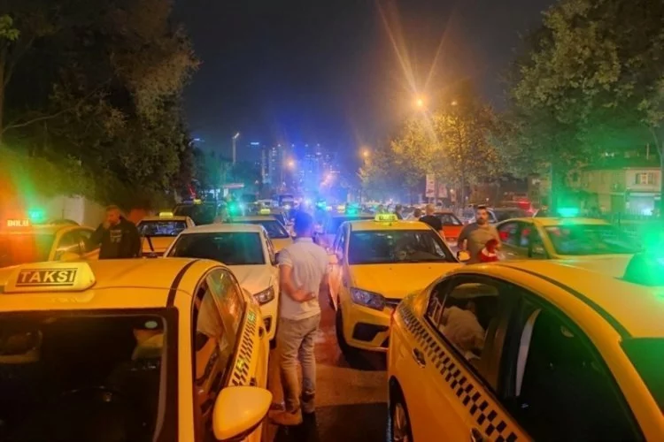 İstanbul'da taksiciler öldürülen meslektaşları için toplandı