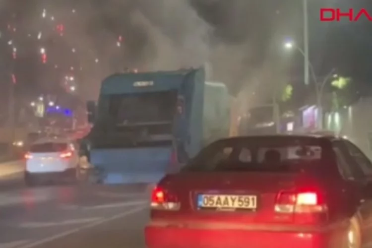 İstanbul Sultangazi'de çöp kamyonu alev alev yandı