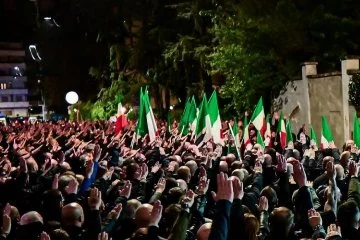 İtalya'da yüzlerce kişiden Nazi selamı