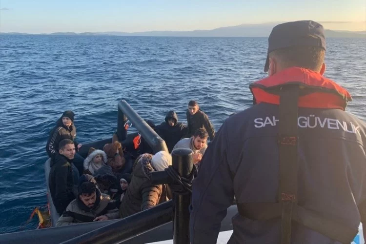İzmir açıklarında 43 düzensiz göçmen kurtarıldı