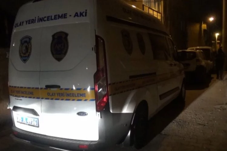 İzmir'de 28 yaşındaki genç bıçaklanmış halde ölü bulundu