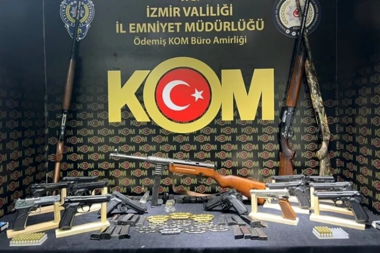 İzmir'de ruhsatsız silah operasyonunda 5 kişi gözaltına alındı