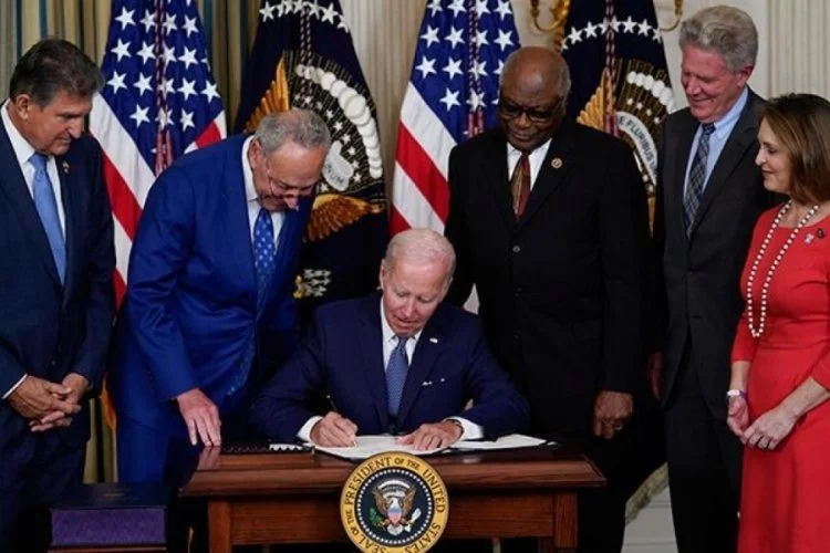 Joe Biden, Enflasyon Azaltma Yasası'nı imzaladı