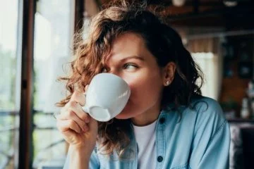 Kahve tüketenler daha fazla adım atıyor ancak daha az uyuyor