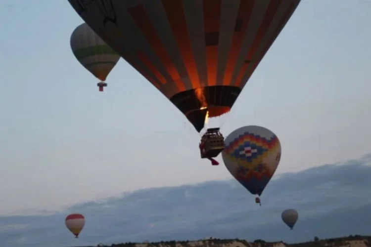 Kapadokya'da balonlar Türk bayrakları ile gökyüzüne yükseldi