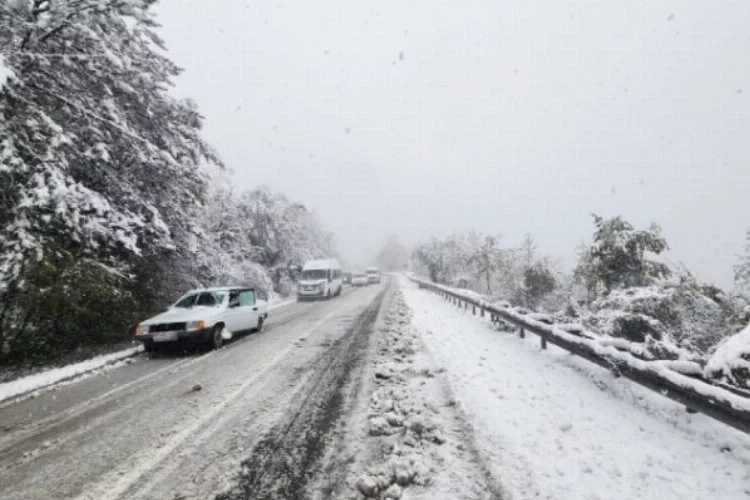 Kar yağışı Orhaneli-Bursa karayolunda ulaşımda aksamalara neden oluyor