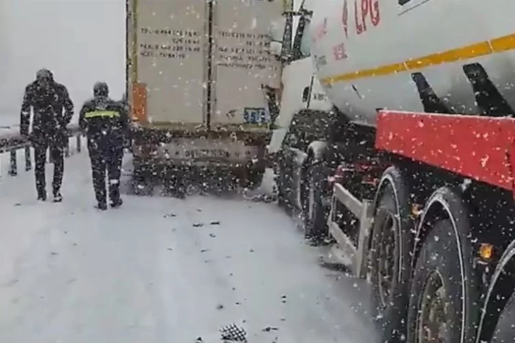 Kar yağışı ulaşımı felç etti, çok sayıda araç bir birine girdi: 4 yaralı