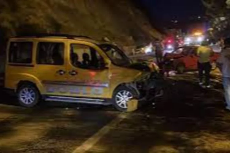 Karabük'te otomobil ile taksi kafa kafaya çarpıştı: 3 yaralı