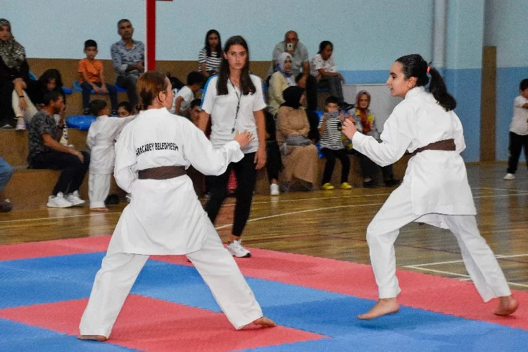 Karacabey'in genç karatecileri yeni kuşaklarını aldı