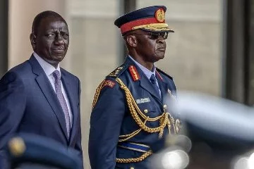Kenya'da helikopter düştü! Genelkurmay Başkanının da olduğu 10 kişi öldü
