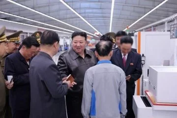Kim Jong-Un silah fabrikalarını denetledi: Deneme atışında hedefi 12'den vurdu