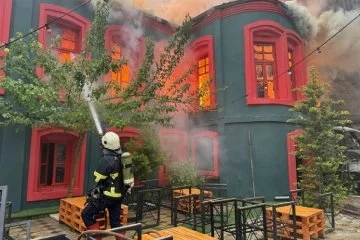 Kırklareli'nde tarihi binada yangın: Alevlere müdahale sürüyor