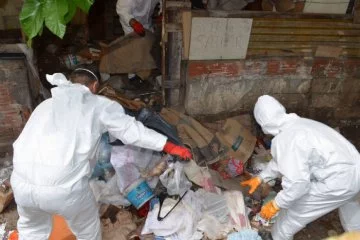 Kocaeli'de kötü kokular gelen evden 17 kamyon çöp çıkarıldı