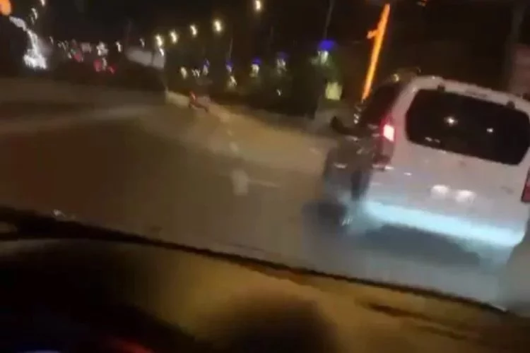 Kontrolden çıkan otomobil, yol kenarında bulunan reklam panosuna çarptı