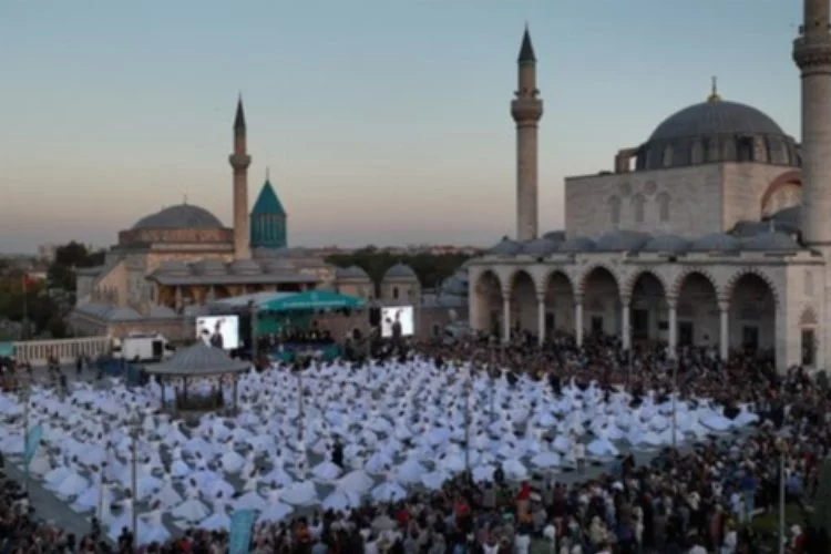 Konya'da Mevlana’nın huzurunda 250 semazen aynı anda sema icra etti