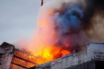 Kopenhag'daki eski borsa binasında yangın