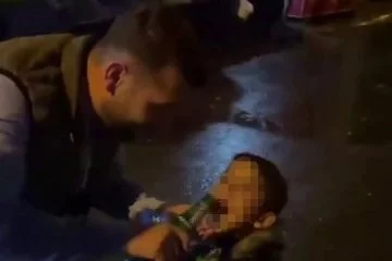 Küçük çocuğa alkol içirip video çektiler!