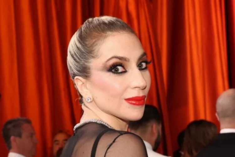 Lady Gaga'yı arkadan gören Oscar fotoğrafçısı yere çakıldı