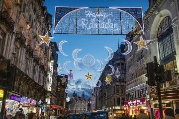 Londra'nın ünlü caddesi, Ramazan ayı için süslendi!