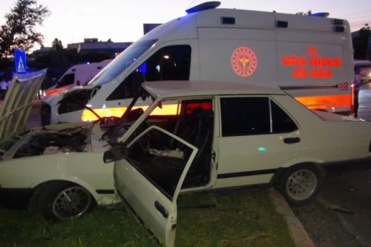 Mersin'de ambulansla çarpışan otomobildeki 4 kişi yaralandı