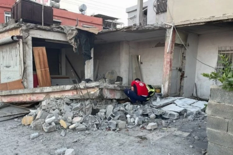 Mersin'de eski bir evin duvarı çöktü: 1 çocuk yaralandı