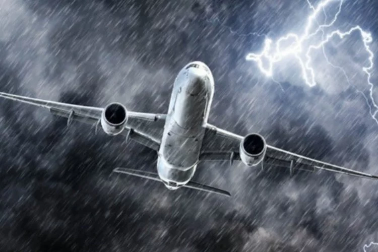 Metal yığını uçaklar yıldırım çarpmasından nasıl sağ çıkabiliyor