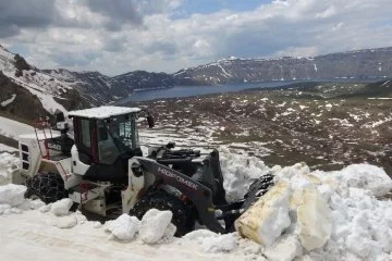 Nemrut Krater Gölünün yolunu açmak için karla mücadele