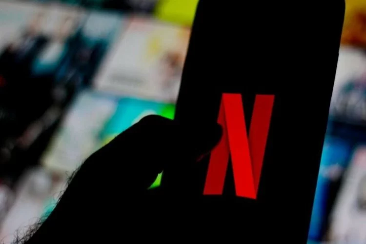 Netflix ücretsiz şifre paylaşımı özelliğini kaldırmak için harekete geçti