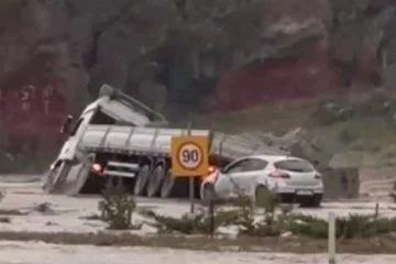 Nevşehir-Aksaray karayolunda TIR çöken yola düştü