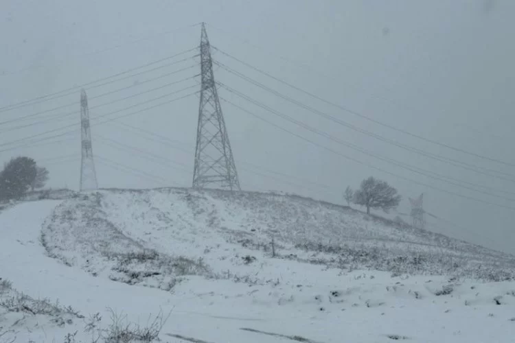 Orhangazi'nin yüksek kesimlerinde kar yağışı etkili oluyor