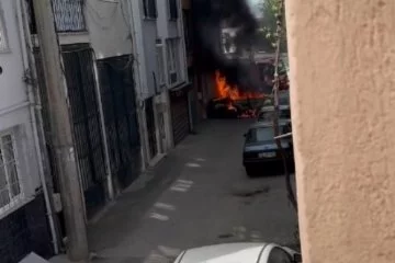 Otomobil sokak ortasında yandı!