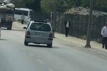 Otomobil sürücüsü trafikte makas atarak ilerledi!