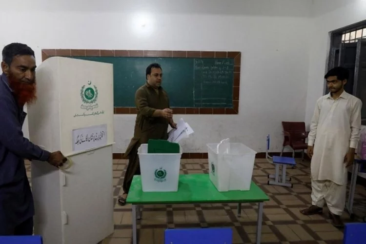 Pakistan'da oy verme işlemi bitti