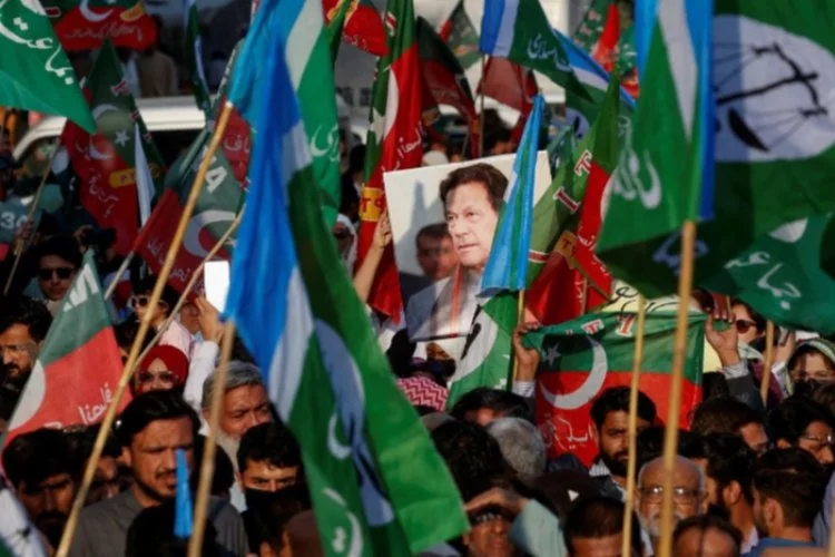 Pakistan'da seçimleri, tutuklu eski Başbakan Han destekli bağımsızlar kazandı
