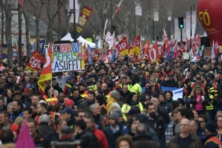 Paris'te gerçekleştirilen gösterilerde 120 kişi gözaltına alındı