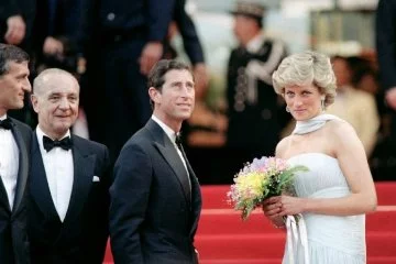 Prenses Diana'nın elbisesi 604 bin 800 dolara alıcı buldu