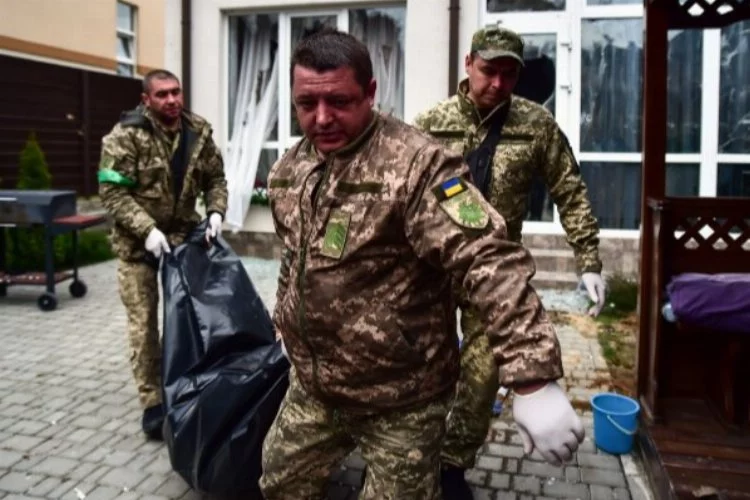 Rus güçlerinin çekildiği Gostomel'de sivillere ait cesetler bulundu