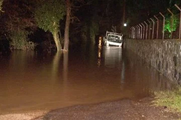 Sağanak yağış sonrası Beykoz'da dere taştı yol sular altında kaldı! 