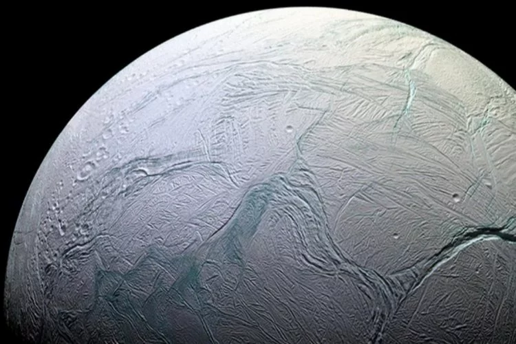 Satürn'ün uydusu Enceladus'ta yaşam olma ihtimali var