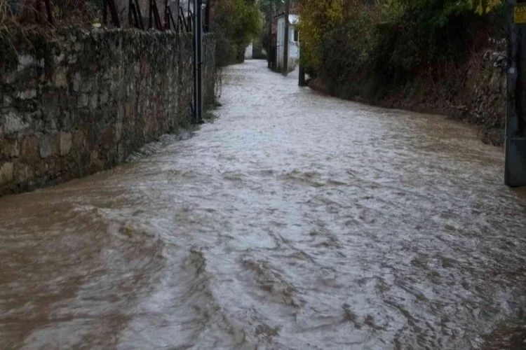 Şiddetli yağış cadde ve sokakları sular altında bıraktı!