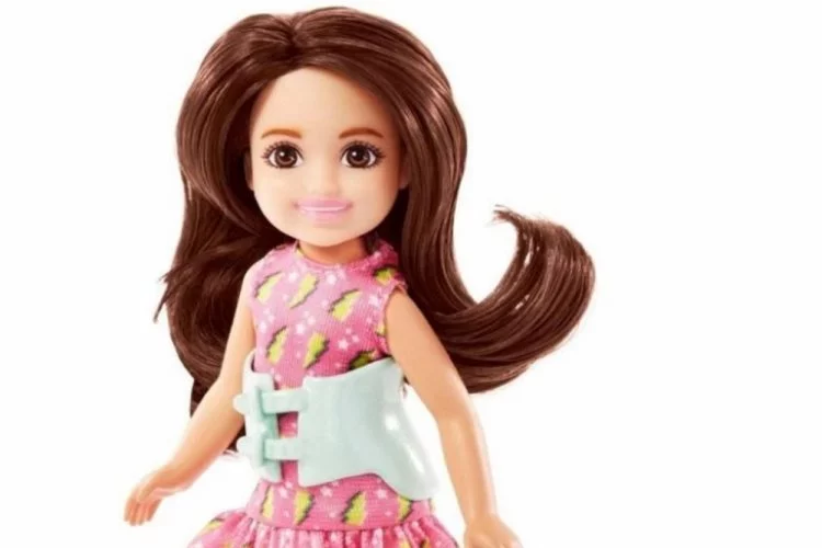 Skolyozlu Barbie bebek satışta!