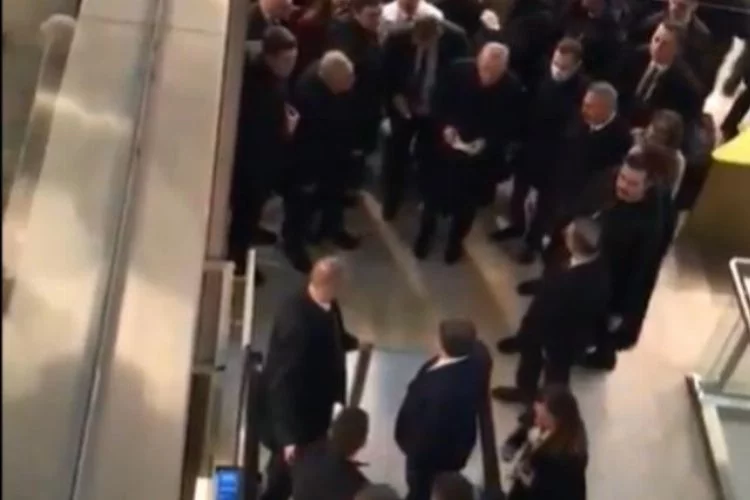 Sosyal medyada gündem oldu! Cumhurbaşkanı Erdoğan duraklayınca Bakan Koca ve doktorlar yürüyen merdivene takıldı